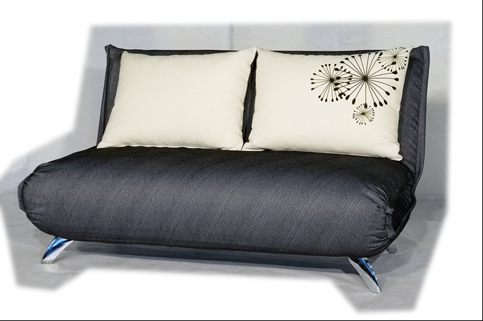 Компактный и стильный диван-трансформер на подиуме из ДСП